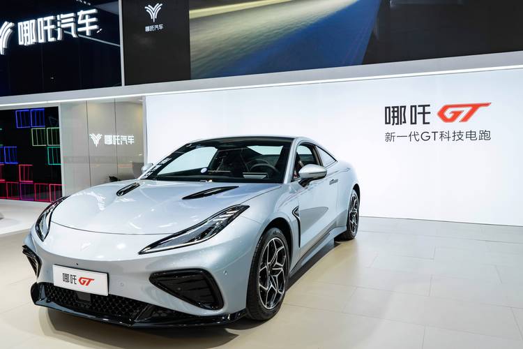 佛山299哪吒汽车在智能汽车领域的表现，领途汽车在新能源汽车市场中的影响力